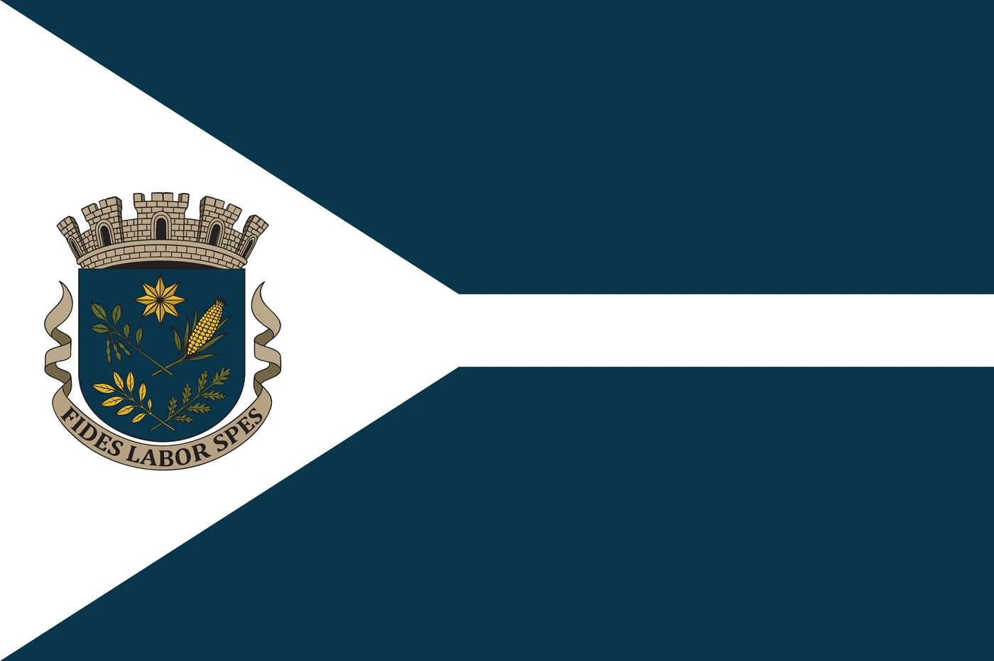 Bandeira de Boa Esperança do Norte: pano azul com cunha branca junto ao mastro e faixa branca horizontal que alcança o batente, com o brasão municipal sobre a cunha